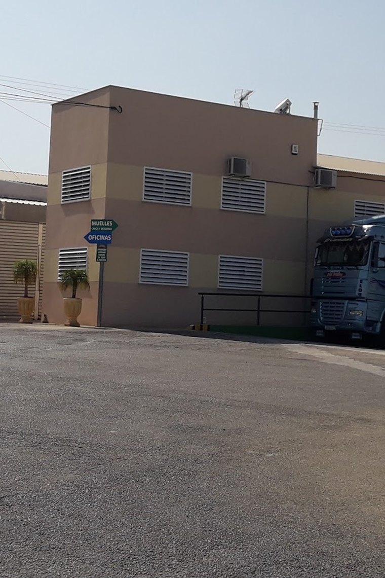Edificio de oficinas de Frutas Sergio con la señal de muelles y un camión aparcado